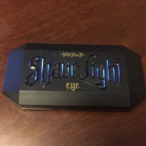 Kat Von D Shade and Light Smoke